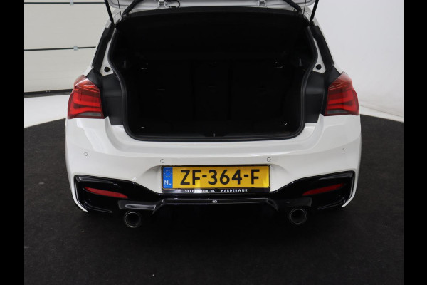 BMW 1-serie M140i High Executive | Stoelverwarming | Carplay | Leder | Adaptief LED | Keyless | Navigatie | Sportstoelen | Parkeerhulp | Climate control | Cruise control | Bluetooth | Getint glas | M Sport