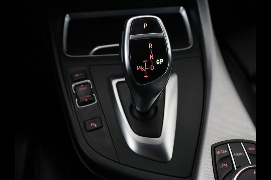 BMW 1-serie M140i High Executive | Stoelverwarming | Carplay | Leder | Adaptief LED | Keyless | Navigatie | Sportstoelen | Parkeerhulp | Climate control | Cruise control | Bluetooth | Getint glas | M Sport