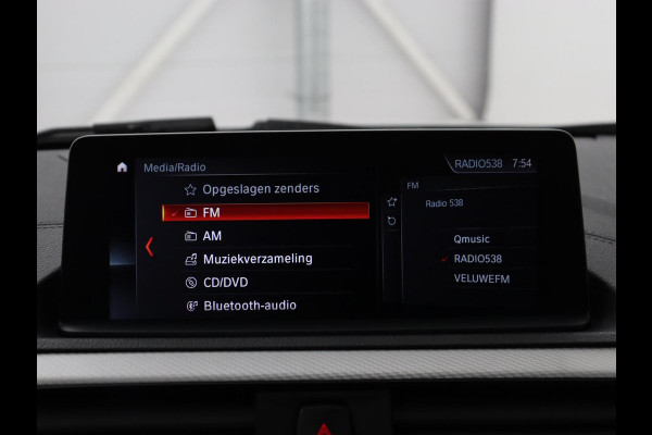 BMW 1-serie M140i High Executive | Stoelverwarming | Carplay | Leder | Adaptief LED | Keyless | Navigatie | Sportstoelen | Parkeerhulp | Climate control | Cruise control | Bluetooth | Getint glas | M Sport
