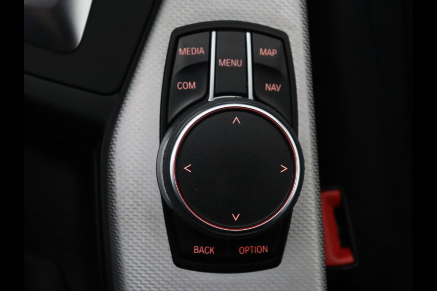BMW 1-serie M140i High Executive | Stoelverwarming | Carplay | Leder | Adaptief LED | Keyless | Navigatie | Sportstoelen | Parkeerhulp | Climate control | Cruise control | Bluetooth | Getint glas | M Sport