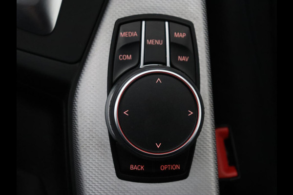 BMW 1-serie M140i High Executive | Stoelverwarming | Carplay | Leder | Adaptief LED | Keyless | Navigatie | Sportstoelen | Parkeerhulp | Climate control | Cruise control | Bluetooth | Getint glas | M Sport