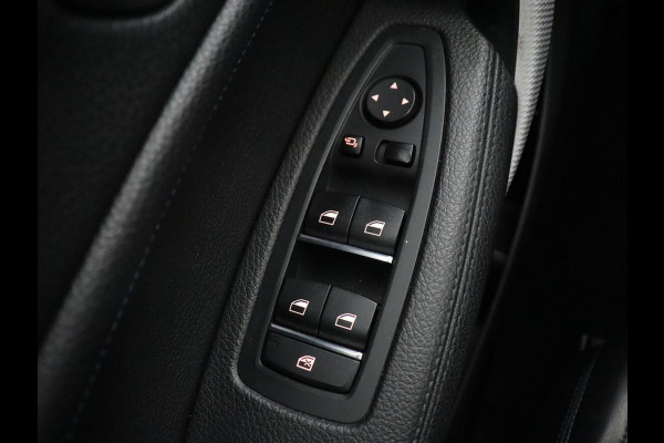 BMW 1-serie M140i High Executive | Stoelverwarming | Carplay | Leder | Adaptief LED | Keyless | Navigatie | Sportstoelen | Parkeerhulp | Climate control | Cruise control | Bluetooth | Getint glas | M Sport