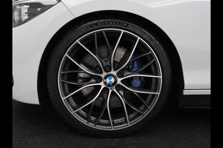 BMW 1-serie M140i High Executive | Stoelverwarming | Carplay | Leder | Adaptief LED | Keyless | Navigatie | Sportstoelen | Parkeerhulp | Climate control | Cruise control | Bluetooth | Getint glas | M Sport