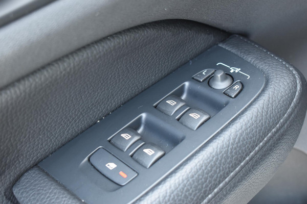 Volvo V60 T6 340PK Automaat Plug-in Hybrid AWD Inscription / Navigatie / Elektrisch verstelbare stoelen met geheugen / Leren bekleding / Elektrische achterklep / Cruise control / Parkeersensoren