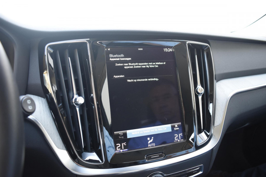 Volvo V60 T6 340PK Automaat Plug-in Hybrid AWD Inscription / Navigatie / Elektrisch verstelbare stoelen met geheugen / Leren bekleding / Elektrische achterklep / Cruise control / Parkeersensoren