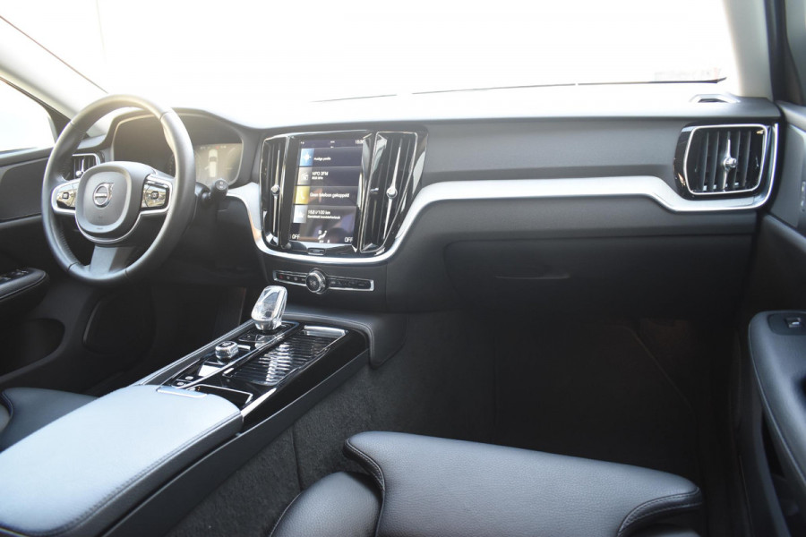 Volvo V60 T6 340PK Automaat Plug-in Hybrid AWD Inscription / Navigatie / Elektrisch verstelbare stoelen met geheugen / Leren bekleding / Elektrische achterklep / Cruise control / Parkeersensoren