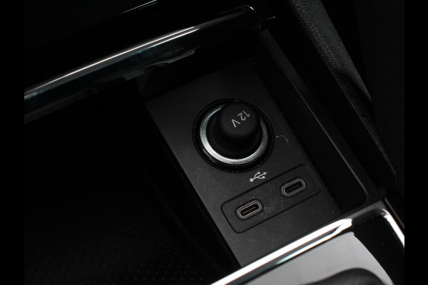 Škoda Karoq 1.5 TSI 150pk Automaat ACT Ambition Navigatie Android Auto / Apple Carplay Climate Control Camera Parkeer sensoren Lichtmetalen Velgen Dab Digitale Cockpit Keyless Start Led Cruise Control Adaptive