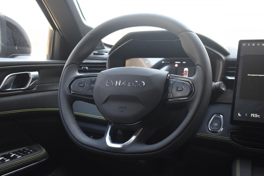 Lynk & Co 01 276PK Automaat Core / Adaptieve cruise control / Stoel - en stuurwielverwarming / Parkeersensoren / Achteruitrijcamera / Apple Carplay / Trekhaak / Metallic lak / 19" velgen