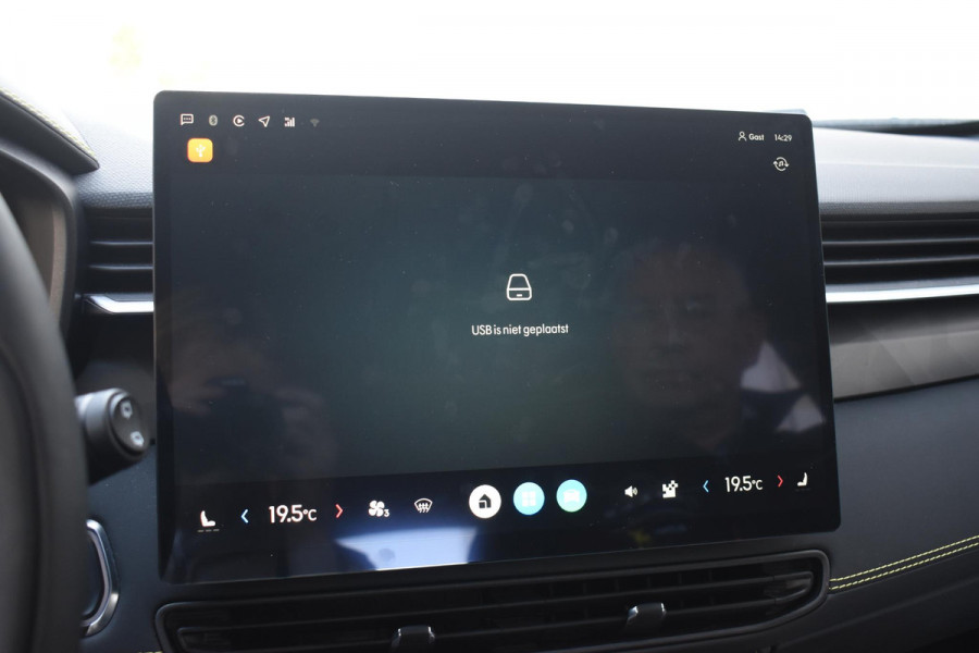 Lynk & Co 01 276PK Automaat Core / Adaptieve cruise control / Stoel - en stuurwielverwarming / Parkeersensoren / Achteruitrijcamera / Apple Carplay / Trekhaak / Metallic lak / 19" velgen
