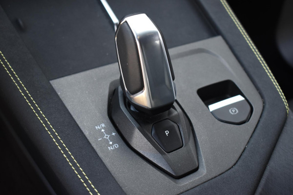 Lynk & Co 01 276PK Automaat Core / Adaptieve cruise control / Stoel - en stuurwielverwarming / Parkeersensoren / Achteruitrijcamera / Apple Carplay / Trekhaak / Metallic lak / 19" velgen
