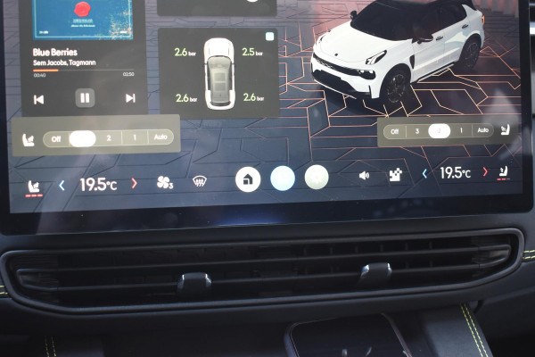 Lynk & Co 01 276PK Automaat Core / Adaptieve cruise control / Stoel - en stuurwielverwarming / Parkeersensoren / Achteruitrijcamera / Apple Carplay / Trekhaak / Metallic lak / 19" velgen
