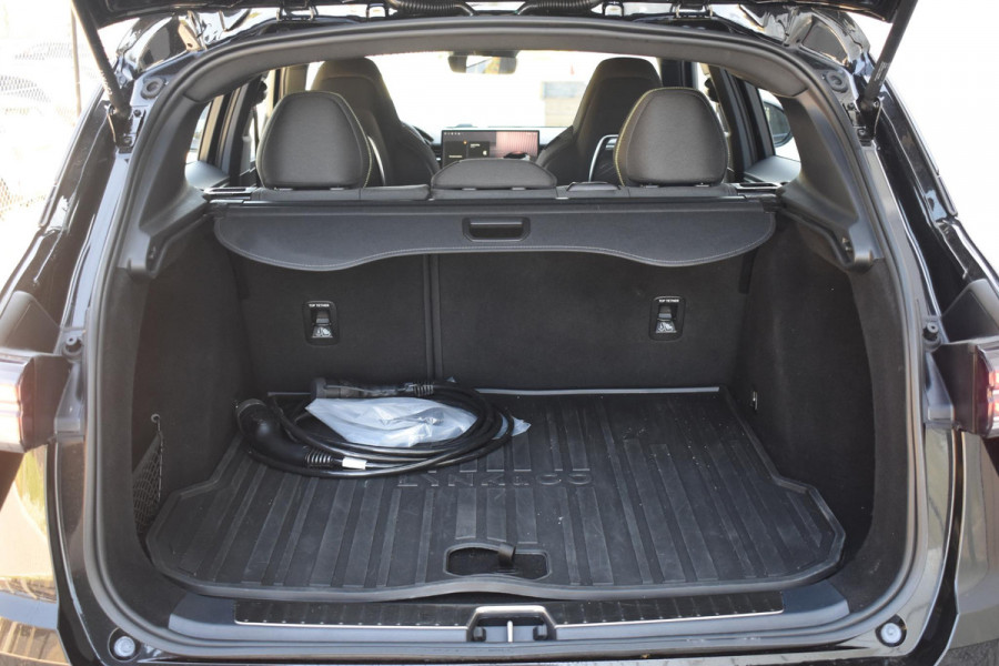 Lynk & Co 01 276PK Automaat Core / Adaptieve cruise control / Stoel - en stuurwielverwarming / Parkeersensoren / Achteruitrijcamera / Apple Carplay / Trekhaak / Metallic lak / 19" velgen