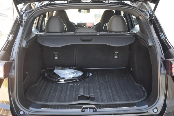 Lynk & Co 01 276PK Automaat Core / Adaptieve cruise control / Stoel - en stuurwielverwarming / Parkeersensoren / Achteruitrijcamera / Apple Carplay / Trekhaak / Metallic lak / 19" velgen