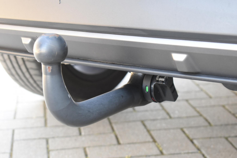 Lynk & Co 01 276PK Automaat Core / Adaptieve cruise control / Stoel - en stuurwielverwarming / Parkeersensoren / Achteruitrijcamera / Apple Carplay / Trekhaak / Metallic lak / 19" velgen