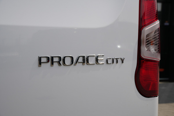 Toyota PROACE CITY 1.5 D-4D L1 100pk - Airco - DAB - PDC - Trekhaak - Rijklaar