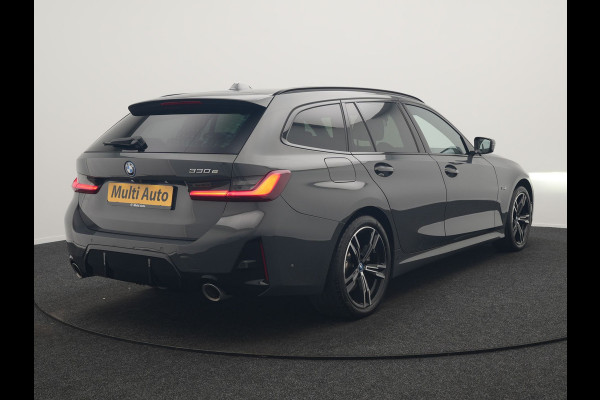 BMW 3 Serie Touring 330e M Sport FACELIFT PHEV 293pk Dealer O.H. | Trekhaak Af Fabriek | Panodak | Head Up | Camera | Dravitgrau | Lederen Sportstoelen Verwarmd | Sfeerverlichting | Apple Carplay | Keyless | Blis | Cruise Control | Navigatie | DAB | Plug In Hybrid |