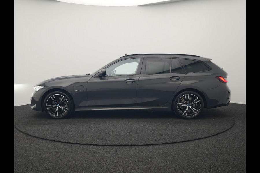 BMW 3 Serie Touring 330e M Sport FACELIFT PHEV 293pk Dealer O.H. | Trekhaak Af Fabriek | Panodak | Head Up | Camera | Dravitgrau | Lederen Sportstoelen Verwarmd | Sfeerverlichting | Apple Carplay | Keyless | Blis | Cruise Control | Navigatie | DAB | Plug In Hybrid |