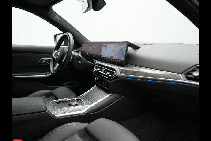 BMW 3 Serie Touring 330e M Sport FACELIFT PHEV 293pk Dealer O.H. | Trekhaak Af Fabriek | Panodak | Head Up | Camera | Dravitgrau | Lederen Sportstoelen Verwarmd | Sfeerverlichting | Apple Carplay | Keyless | Blis | Cruise Control | Navigatie | DAB | Plug In Hybrid |