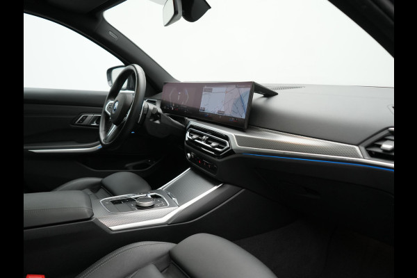 BMW 3 Serie Touring 330e M Sport FACELIFT PHEV 293pk Dealer O.H. | Trekhaak Af Fabriek | Panodak | Head Up | Camera | Dravitgrau | Lederen Sportstoelen Verwarmd | Sfeerverlichting | Apple Carplay | Keyless | Blis | Cruise Control | Navigatie | DAB | Plug In Hybrid |