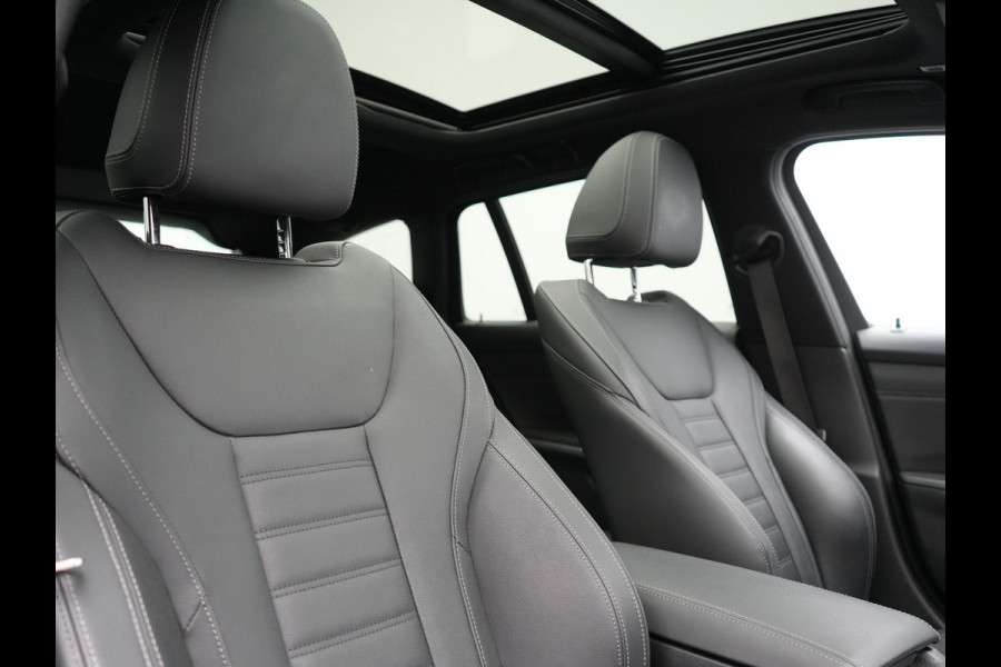 BMW 3 Serie Touring 330e M Sport FACELIFT PHEV 293pk Dealer O.H. | Trekhaak Af Fabriek | Panodak | Head Up | Camera | Dravitgrau | Lederen Sportstoelen Verwarmd | Sfeerverlichting | Apple Carplay | Keyless | Blis | Cruise Control | Navigatie | DAB | Plug In Hybrid |