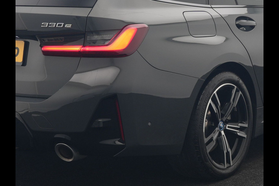 BMW 3 Serie Touring 330e M Sport FACELIFT PHEV 293pk Dealer O.H. | Trekhaak Af Fabriek | Panodak | Head Up | Camera | Dravitgrau | Lederen Sportstoelen Verwarmd | Sfeerverlichting | Apple Carplay | Keyless | Blis | Cruise Control | Navigatie | DAB | Plug In Hybrid |