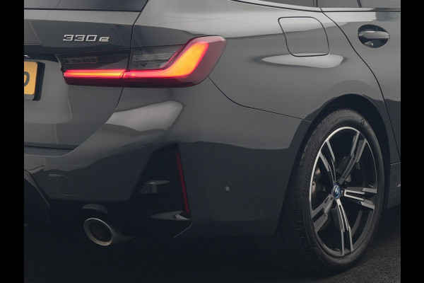BMW 3 Serie Touring 330e M Sport FACELIFT PHEV 293pk Dealer O.H. | Trekhaak Af Fabriek | Panodak | Head Up | Camera | Dravitgrau | Lederen Sportstoelen Verwarmd | Sfeerverlichting | Apple Carplay | Keyless | Blis | Cruise Control | Navigatie | DAB | Plug In Hybrid |