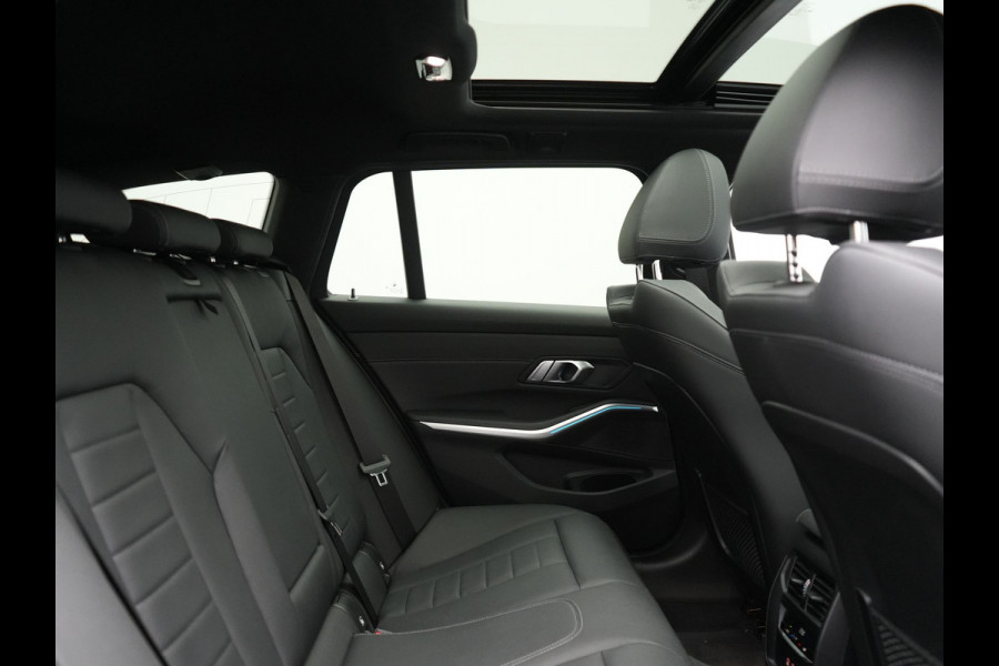 BMW 3 Serie Touring 330e M Sport FACELIFT PHEV 293pk Dealer O.H. | Trekhaak Af Fabriek | Panodak | Head Up | Camera | Dravitgrau | Lederen Sportstoelen Verwarmd | Sfeerverlichting | Apple Carplay | Keyless | Blis | Cruise Control | Navigatie | DAB | Plug In Hybrid |