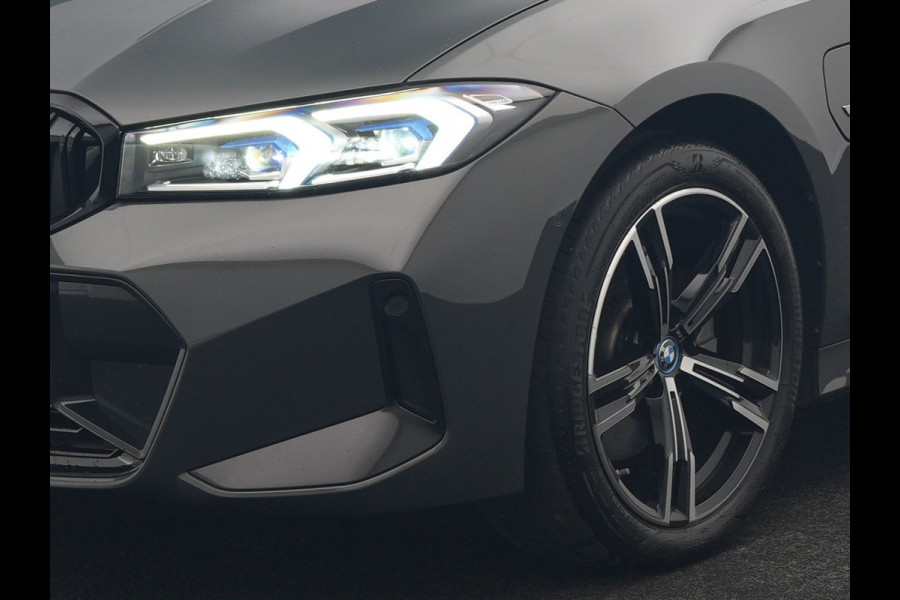 BMW 3 Serie Touring 330e M Sport FACELIFT PHEV 293pk Dealer O.H. | Trekhaak Af Fabriek | Panodak | Head Up | Camera | Dravitgrau | Lederen Sportstoelen Verwarmd | Sfeerverlichting | Apple Carplay | Keyless | Blis | Cruise Control | Navigatie | DAB | Plug In Hybrid |