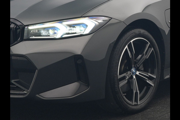 BMW 3 Serie Touring 330e M Sport FACELIFT PHEV 293pk Dealer O.H. | Trekhaak Af Fabriek | Panodak | Head Up | Camera | Dravitgrau | Lederen Sportstoelen Verwarmd | Sfeerverlichting | Apple Carplay | Keyless | Blis | Cruise Control | Navigatie | DAB | Plug In Hybrid |