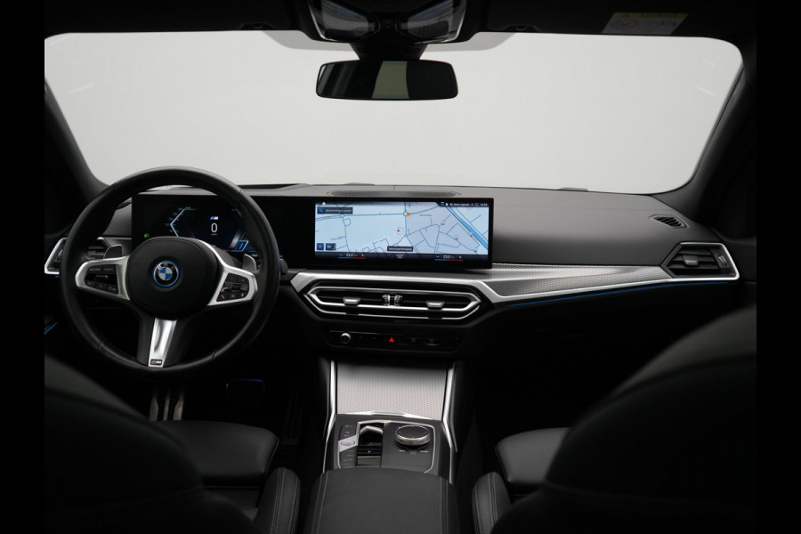 BMW 3 Serie Touring 330e M Sport FACELIFT PHEV 293pk Dealer O.H. | Trekhaak Af Fabriek | Panodak | Head Up | Camera | Dravitgrau | Lederen Sportstoelen Verwarmd | Sfeerverlichting | Apple Carplay | Keyless | Blis | Cruise Control | Navigatie | DAB | Plug In Hybrid |