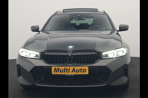 BMW 3 Serie Touring 330e M Sport FACELIFT PHEV 293pk Dealer O.H. | Trekhaak Af Fabriek | Panodak | Head Up | Camera | Dravitgrau | Lederen Sportstoelen Verwarmd | Sfeerverlichting | Apple Carplay | Keyless | Blis | Cruise Control | Navigatie | DAB | Plug In Hybrid |
