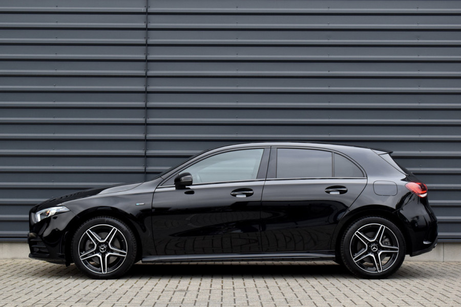 Mercedes-Benz A-Klasse 250 e AMG Line | Sfeerverlichting | Stoelverwarming | 18'' Wielen | CarPlay | Navigatie |