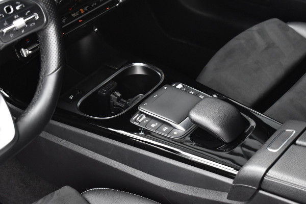 Mercedes-Benz A-Klasse 250 e AMG Line | Sfeerverlichting | Stoelverwarming | 18'' Wielen | CarPlay | Navigatie |