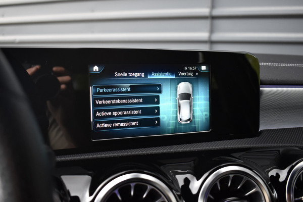 Mercedes-Benz A-Klasse 250 e AMG Line | Sfeerverlichting | Stoelverwarming | 18'' Wielen | CarPlay | Navigatie |