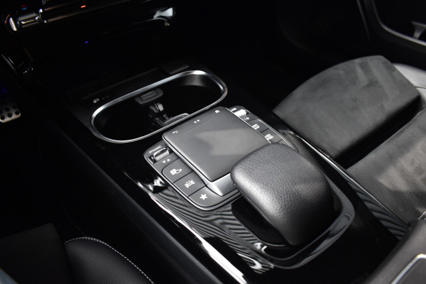 Mercedes-Benz A-Klasse 250 e AMG Line | Sfeerverlichting | Stoelverwarming | 18'' Wielen | CarPlay | Navigatie |