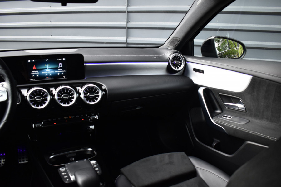 Mercedes-Benz A-Klasse 250 e AMG Line | Sfeerverlichting | Stoelverwarming | 18'' Wielen | CarPlay | Navigatie |