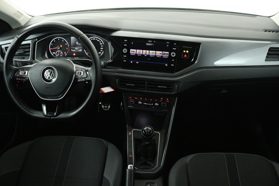 Volkswagen Polo 1.0 TSI Highline (PARKEERSENSOREN, CRUISE CONTROL ADAPTIEF, CARPLAY)