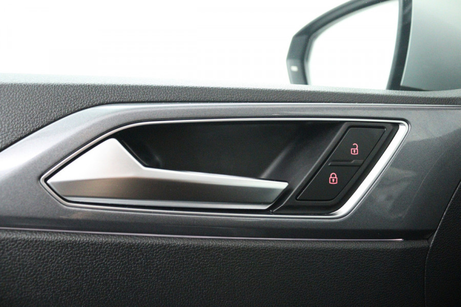 Volkswagen Polo 1.0 TSI Highline (PARKEERSENSOREN, CRUISE CONTROL ADAPTIEF, CARPLAY)