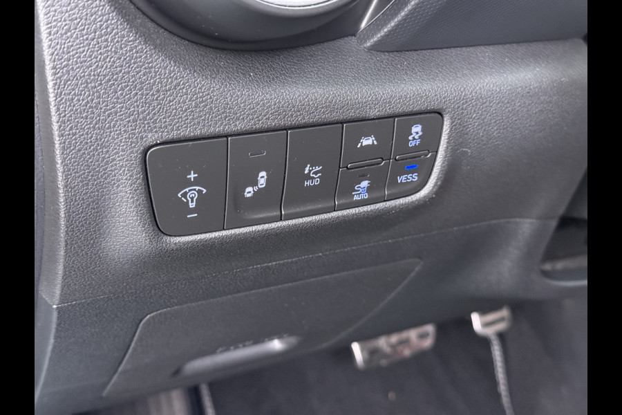 Hyundai Kona EV 64kWh 204pk Premium Warmtepomp Leer Head-Up Display Apple Carplay Android Navi Camera Elektr.Stoelen+Verwarmd+Ventilatie Adap Verwarmd Stuur Pdc Subwoofer Bluetooth Dodehoek detector Privacy Glas Rijstrooksensor Origineel Nederlandse EV