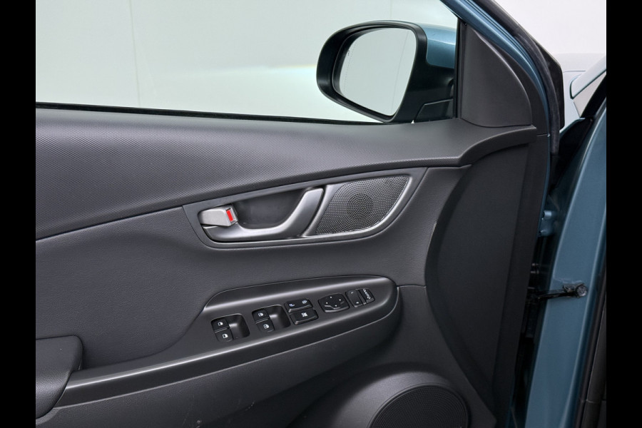 Hyundai Kona EV 64kWh 204pk Premium Warmtepomp Leer Head-Up Display Apple Carplay Android Navi Camera Elektr.Stoelen+Verwarmd+Ventilatie Adap Verwarmd Stuur Pdc Subwoofer Bluetooth Dodehoek detector Privacy Glas Rijstrooksensor Origineel Nederlandse EV