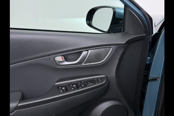 Hyundai Kona EV 64kWh 204pk Premium Warmtepomp Leer Head-Up Display Apple Carplay Android Navi Camera Elektr.Stoelen+Verwarmd+Ventilatie Adap Verwarmd Stuur Pdc Subwoofer Bluetooth Dodehoek detector Privacy Glas Rijstrooksensor Origineel Nederlandse EV