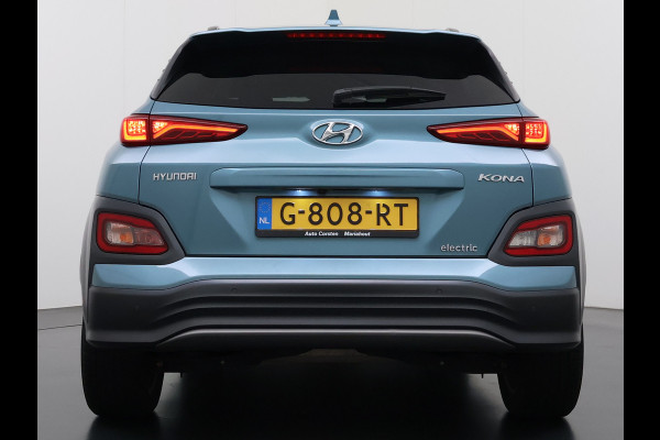 Hyundai Kona EV 64kWh 204pk Premium Warmtepomp Leer Head-Up Display Apple Carplay Android Navi Camera Elektr.Stoelen+Verwarmd+Ventilatie Adap Verwarmd Stuur Pdc Subwoofer Bluetooth Dodehoek detector Privacy Glas Rijstrooksensor Origineel Nederlandse EV