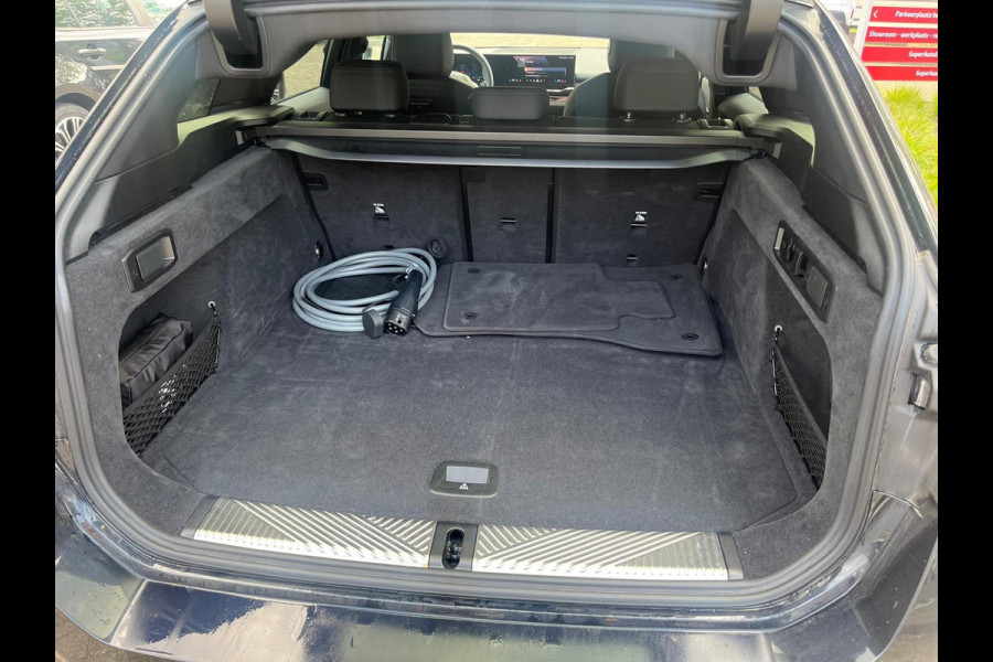 BMW 5 Serie Touring 530e M-Pakket | Harman Kardon | Elektrisch wegklapbare trekhaak | Leder | december 25 | Ned. Auto