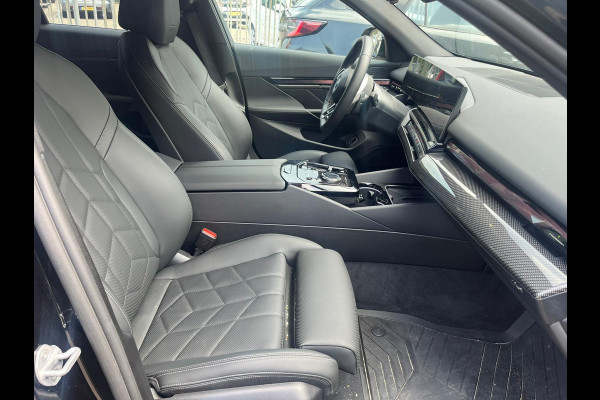 BMW 5 Serie Touring 530e M-Pakket | Harman Kardon | Elektrisch wegklapbare trekhaak | Leder | december 25 | Ned. Auto