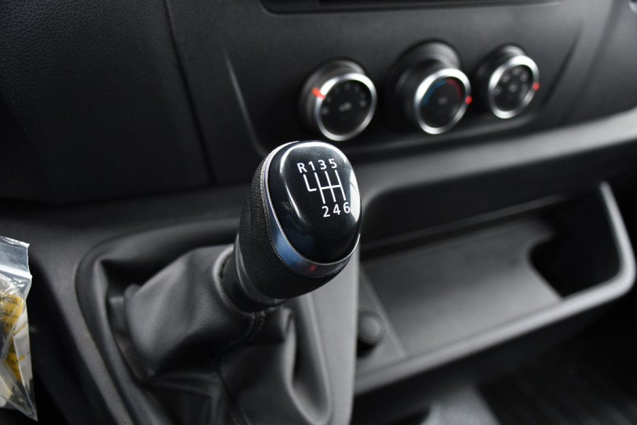 Renault Master T35 2.3 dCi 150 L2H2 Black Edition Cruise, Camera, Carplay, 150pk, Multimedia, LED, NAVI, Trekhaak, Uniek!