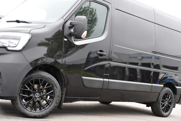 Renault Master T35 2.3 dCi 150 L2H2 Black Edition Cruise, Camera, Carplay, 150pk, Multimedia, LED, NAVI, Trekhaak, Uniek!