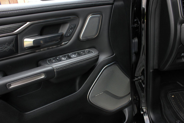 Dodge Ram 1500 5.7 V8 4x4 CREW CAB LIMITED 2020 100DKM / PANO-DAK / COMPLETE HISTORY / FULL OPTIONS / LUCHTVERING / GROOT NAVI