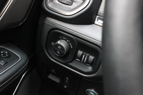 Dodge Ram 1500 5.7 V8 4x4 CREW CAB LIMITED 2020 100DKM / PANO-DAK / COMPLETE HISTORY / FULL OPTIONS / LUCHTVERING / GROOT NAVI