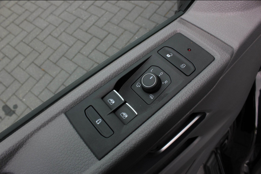 Volkswagen Transporter 2.0 TDI L2H1 CARAVELLE 204PK DC DUBBEL CABINE / ELEK.SCHUIF / FULL OPTIONS / LEDER / FULL BLACK / APPLE CAR