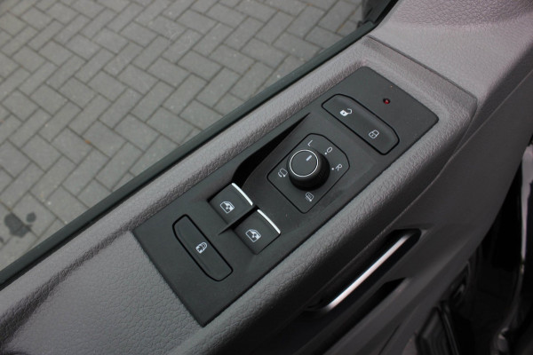 Volkswagen Transporter 2.0 TDI L2H1 CARAVELLE 204PK DC DUBBEL CABINE / ELEK.SCHUIF / FULL OPTIONS / LEDER / FULL BLACK / APPLE CAR